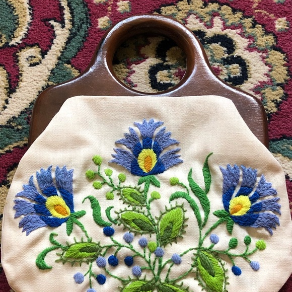 Vintage embroidered linen purse - Picture 2 of 5